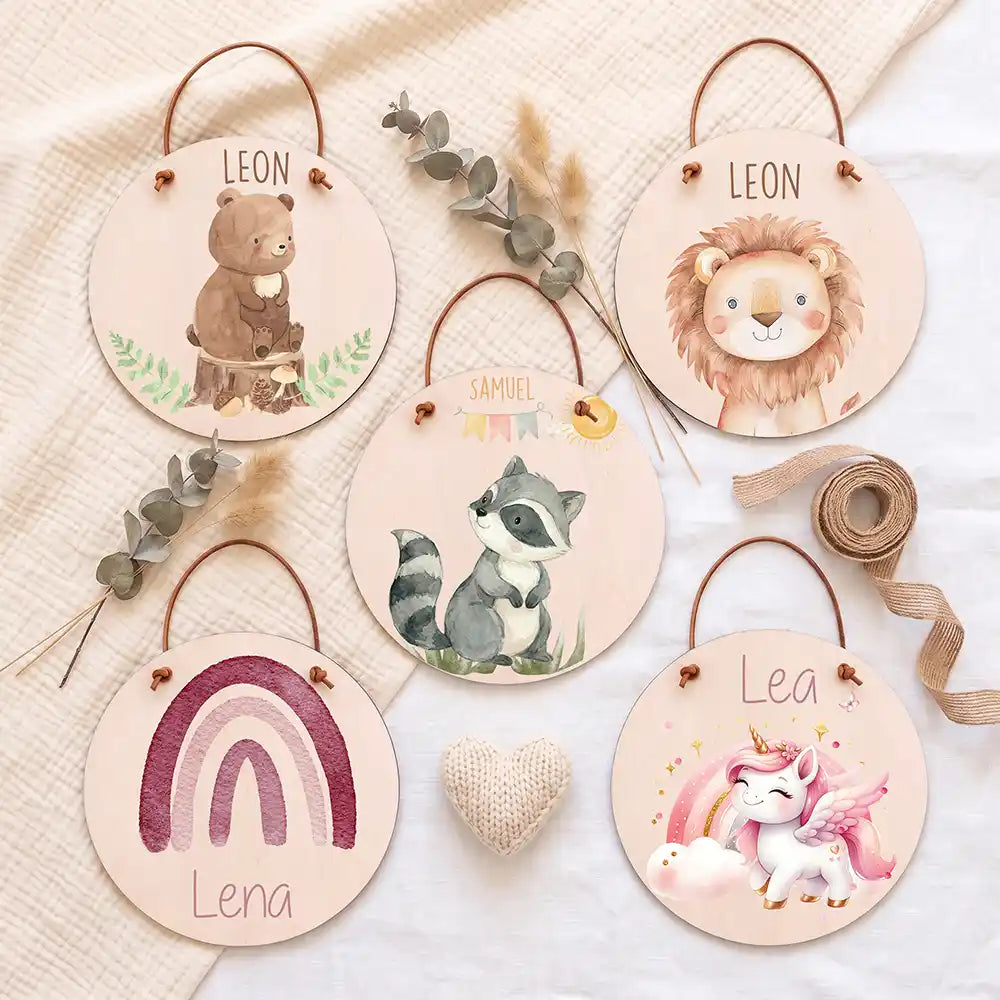 Türschild Kinderzimmer Hirsch mit Blumen, im Flatlay neben weiteren Motiven