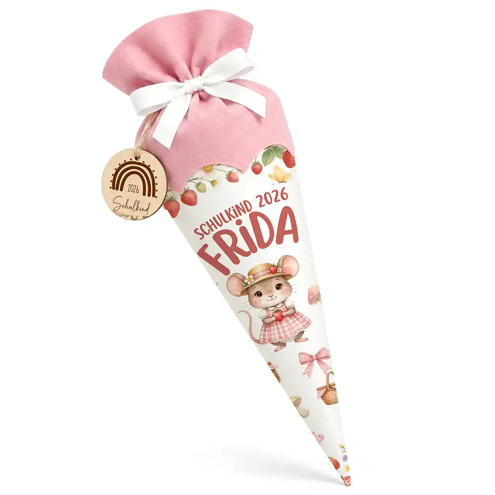 Schultüte personalisiert mit Name Maus mit Erdbeere – Hauptbild mit Holzanhänger und rosa Filzverschluss