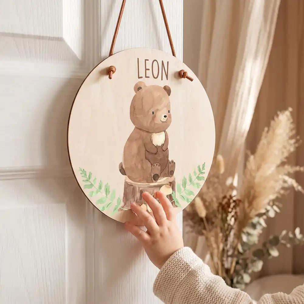 Türschild Kinderzimmer Bär im Wald, mit Namen an der Kinderzimmertür