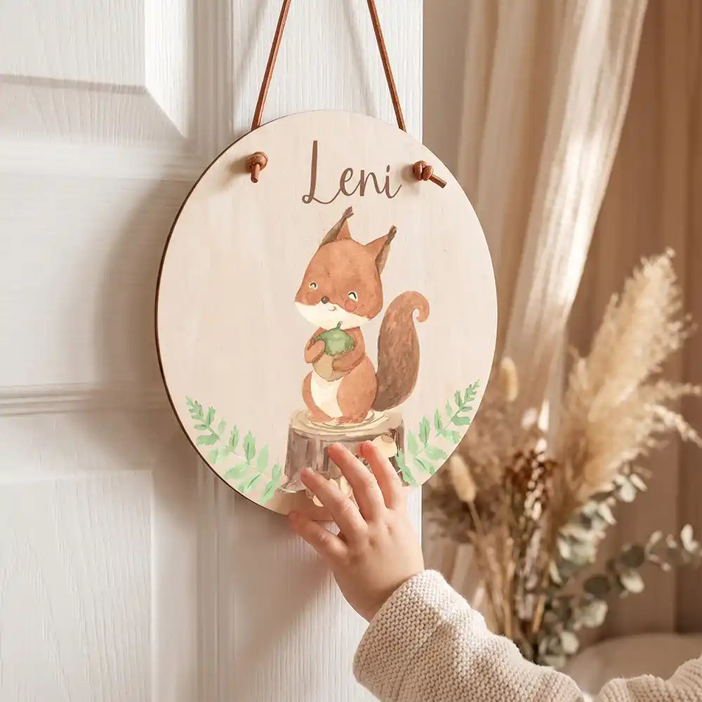 Türschild Kinderzimmer Eichhörnchen im Wald, mit Namen an der Kinderzimmertür