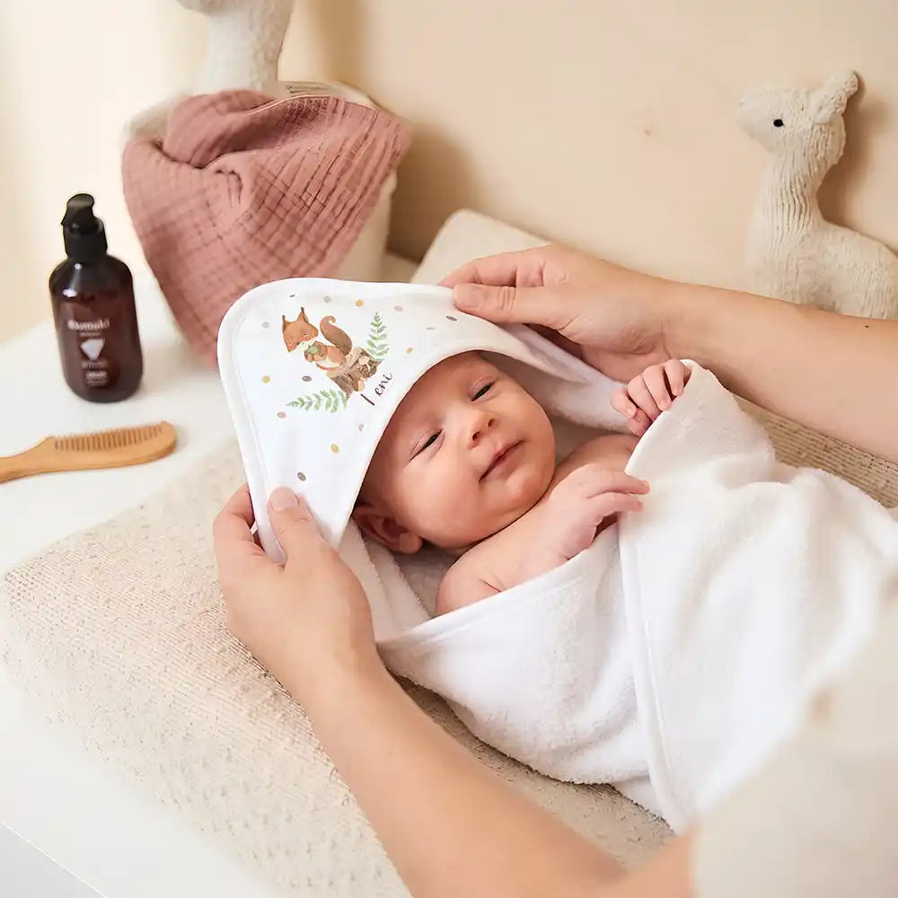 Personalisiertes Kapuzenhandtuch Baby Eichhörnchen Eichel – Newborn-Geschenk auf dem Wickeltisch