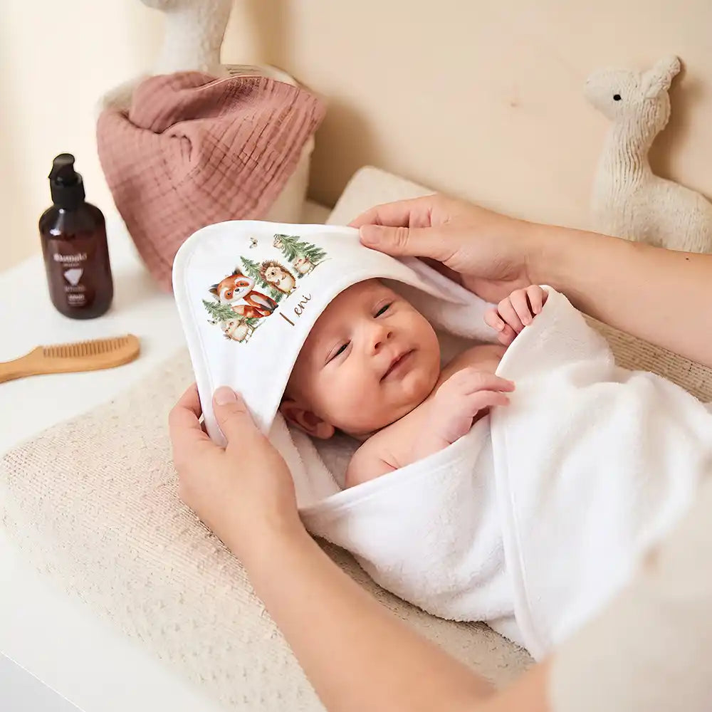 Personalisiertes Kapuzenhandtuch Baby Waldfreunde Tannen â Newborn-Geschenk auf dem Wickeltisch