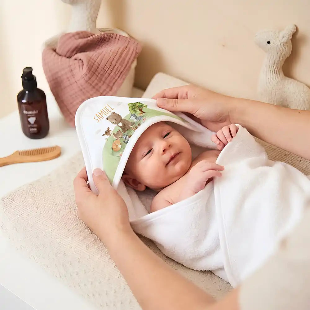 Personalisiertes Kapuzenhandtuch Baby Waldparade â Newborn-Geschenk auf dem Wickeltisch