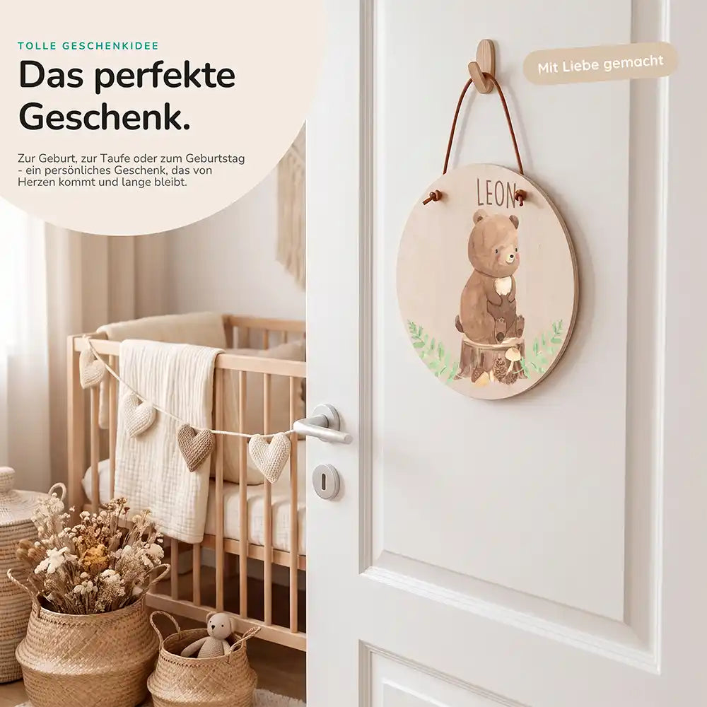 Türschild Kinderzimmer Bär im Wald, als persönliches Geschenk zur Geburt