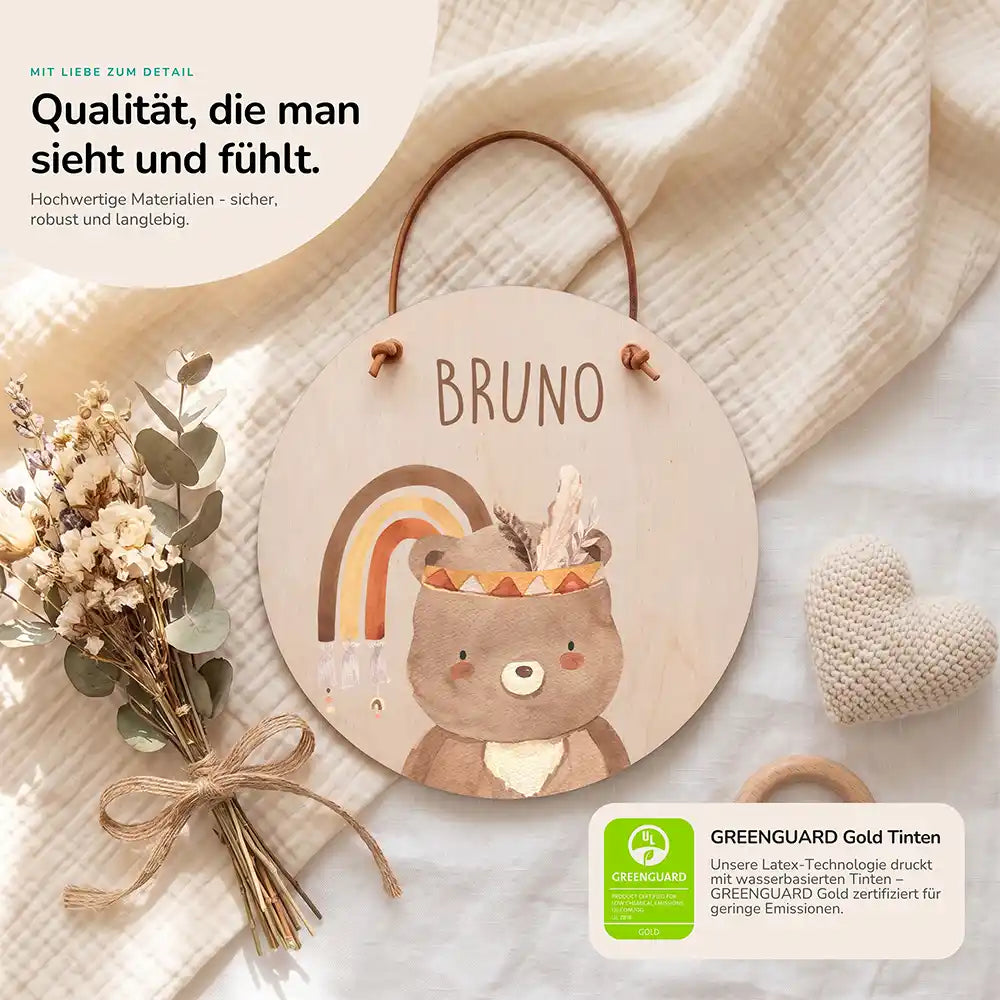 Türschild Kinderzimmer Bär mit Regenbogen, Detailansicht von Holz und Farbdruck