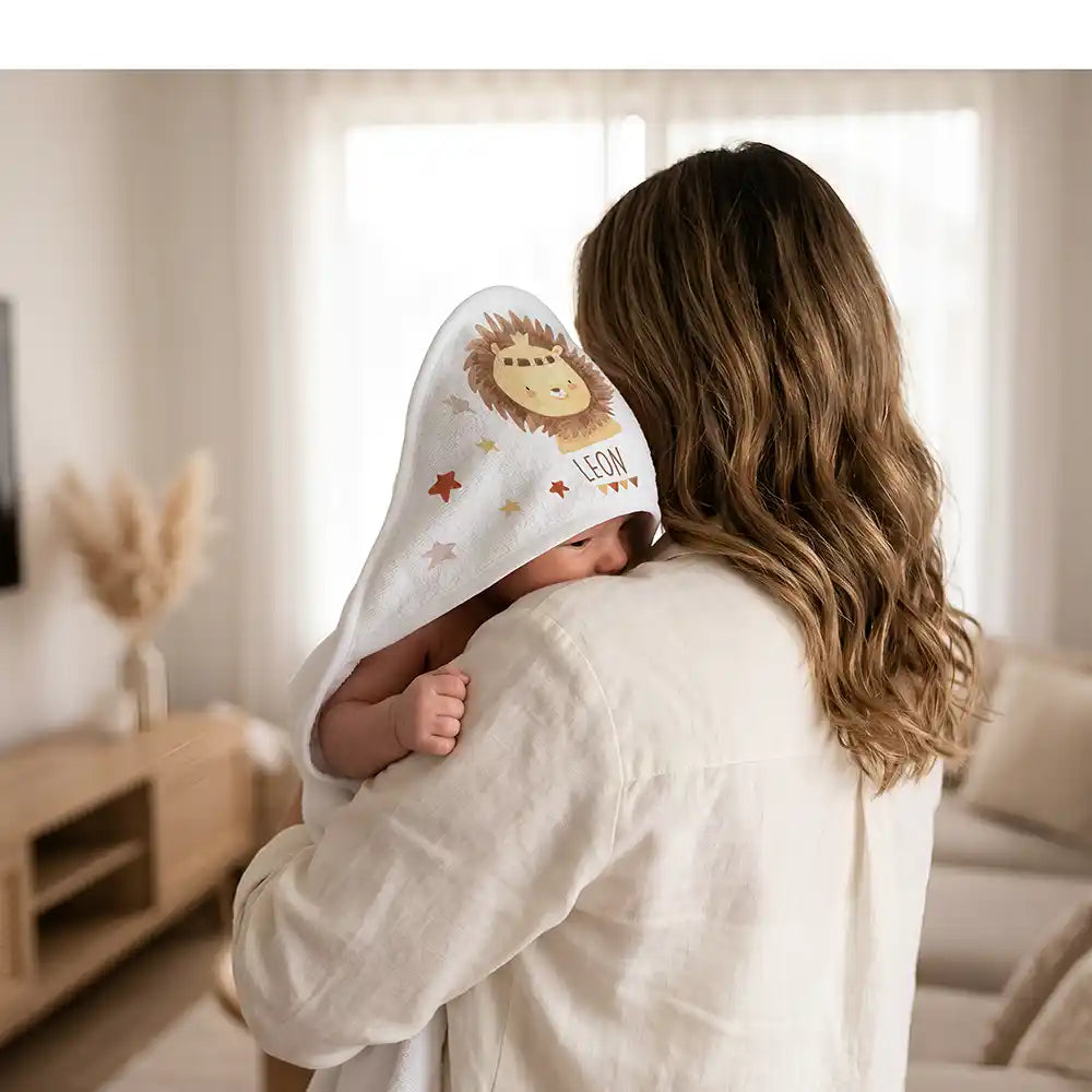 Personalisiertes Kapuzenhandtuch Baby Löwe Krone â Kuscheln nach dem Bad mit Mama