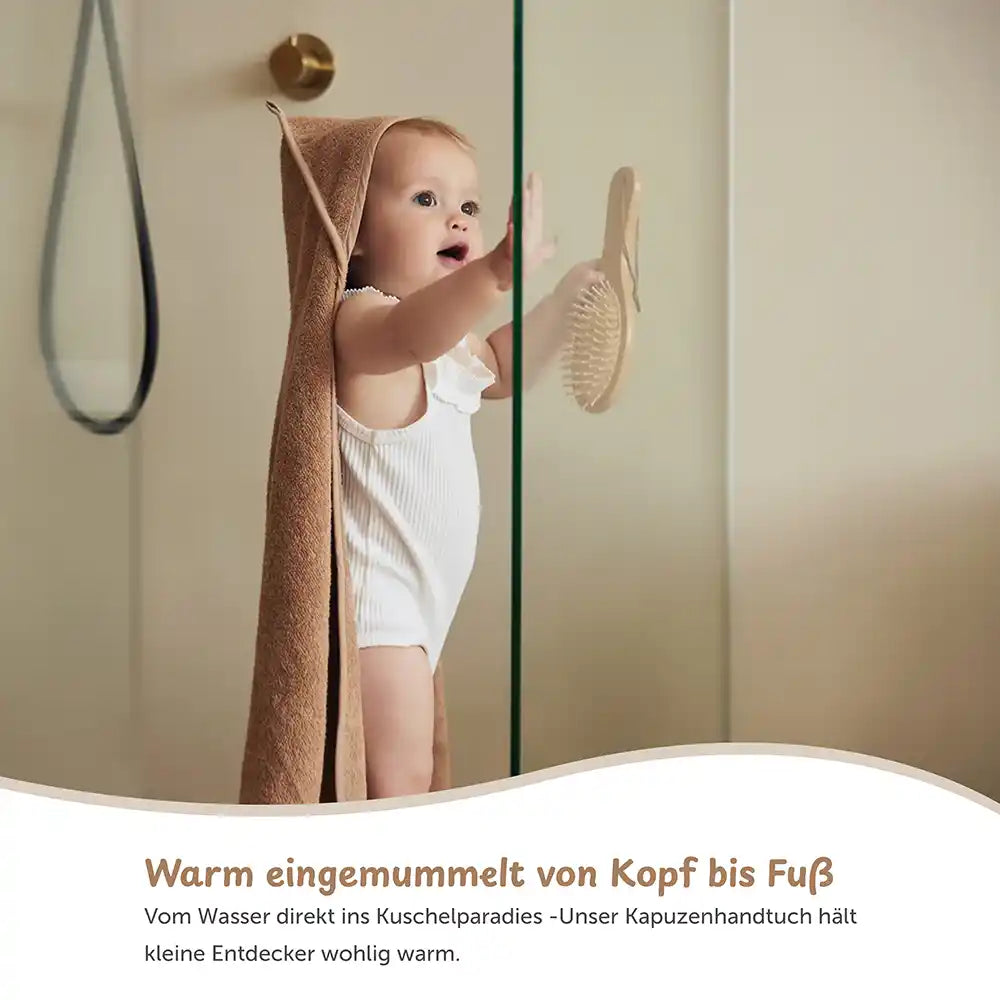 Kapuzenhandtuch Baby personalisiert – Kapuze mit Biscuit-Frottee, warm eingemummelt von Kopf bis Fuß, Baby im Bad