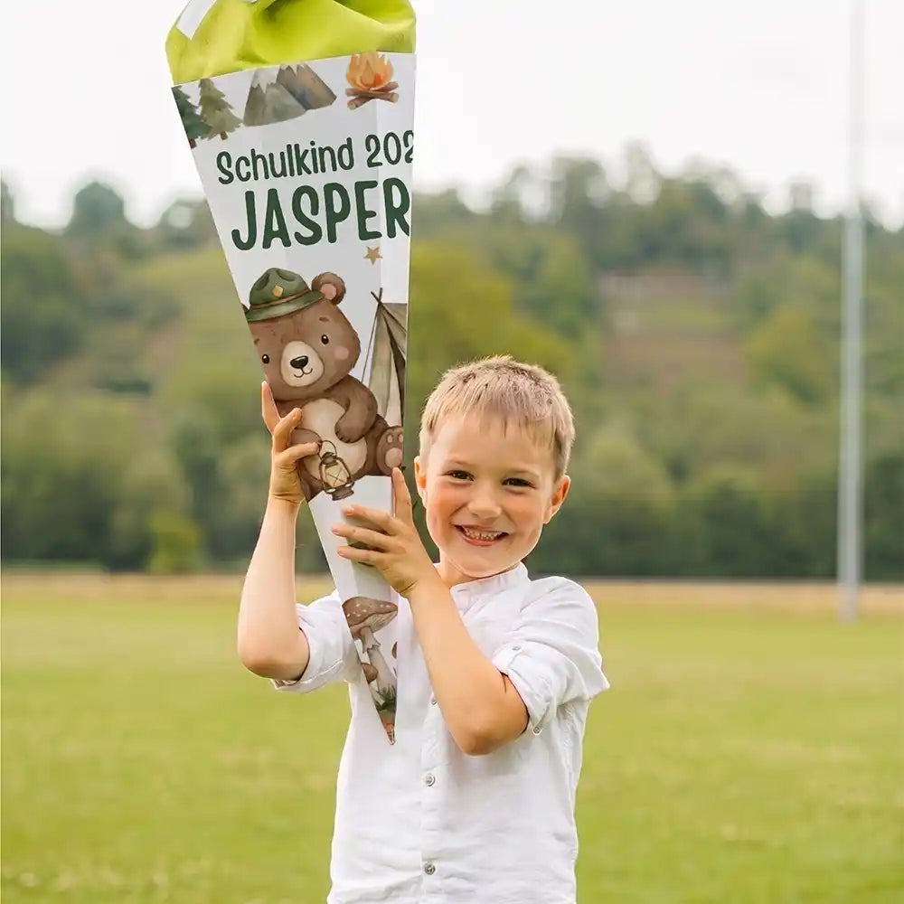 SchultĂŒte personalisiert mit Name Camping-BĂ€r â Junge-Lifestyle auf der Wiese (Portrait)