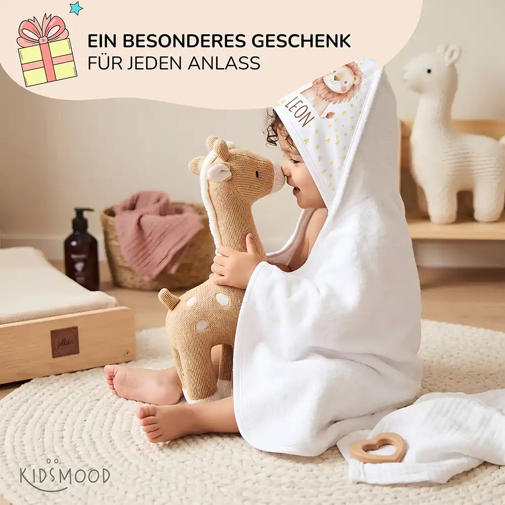 Personalisiertes Kapuzenhandtuch Baby Löwe Sterne â Babygeschenk-Szene mit Strickspielzeug