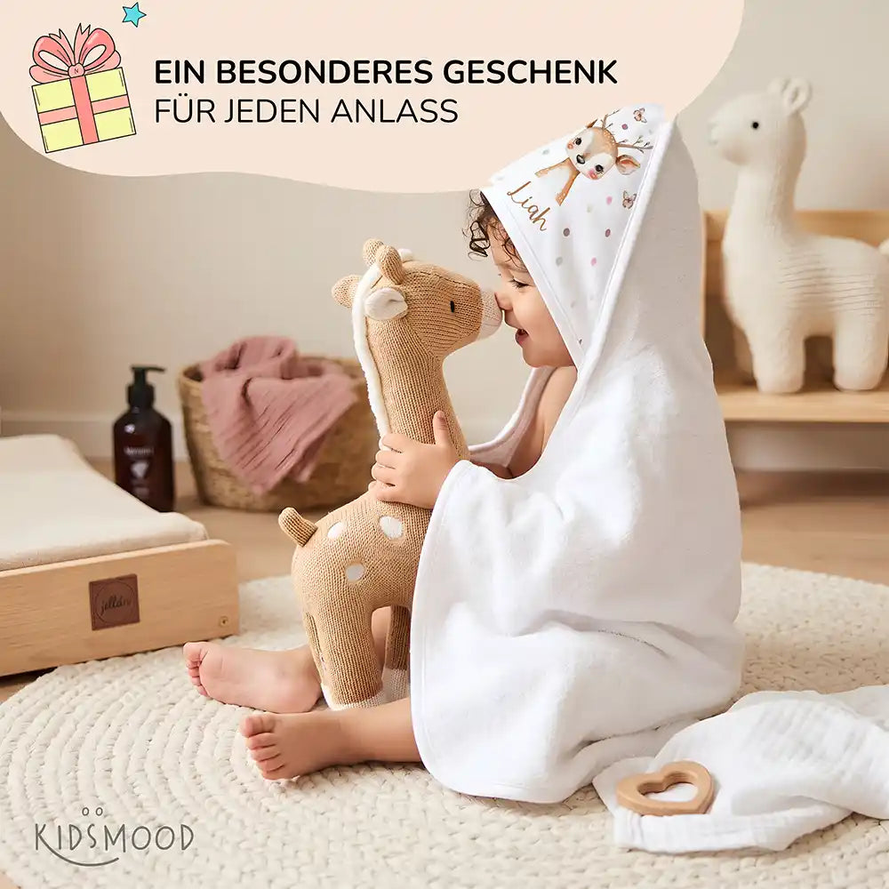 Personalisiertes Kapuzenhandtuch Baby Reh Schmetterlinge – Babygeschenk-Szene mit Strickspielzeug