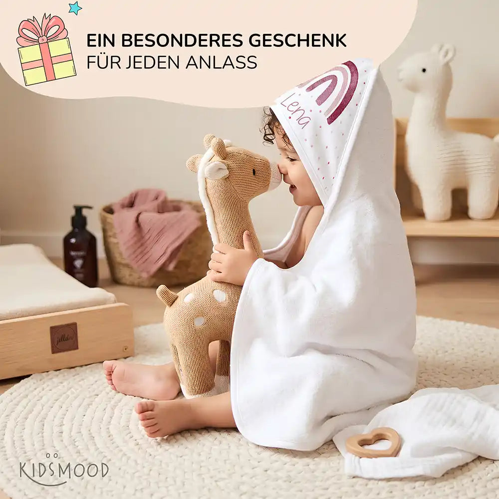Personalisiertes Kapuzenhandtuch Baby Boho-Regenbogen â Babygeschenk-Szene mit Strickspielzeug