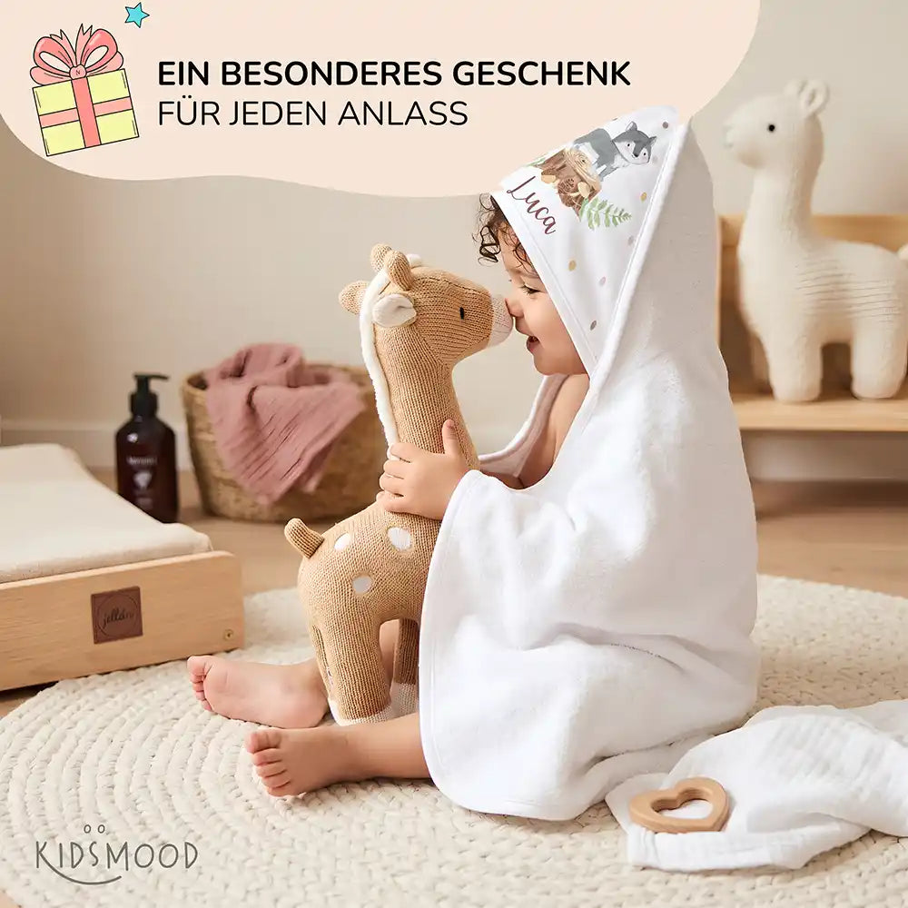 Personalisiertes Kapuzenhandtuch Baby Wolf Wald â Babygeschenk-Szene mit Strickspielzeug