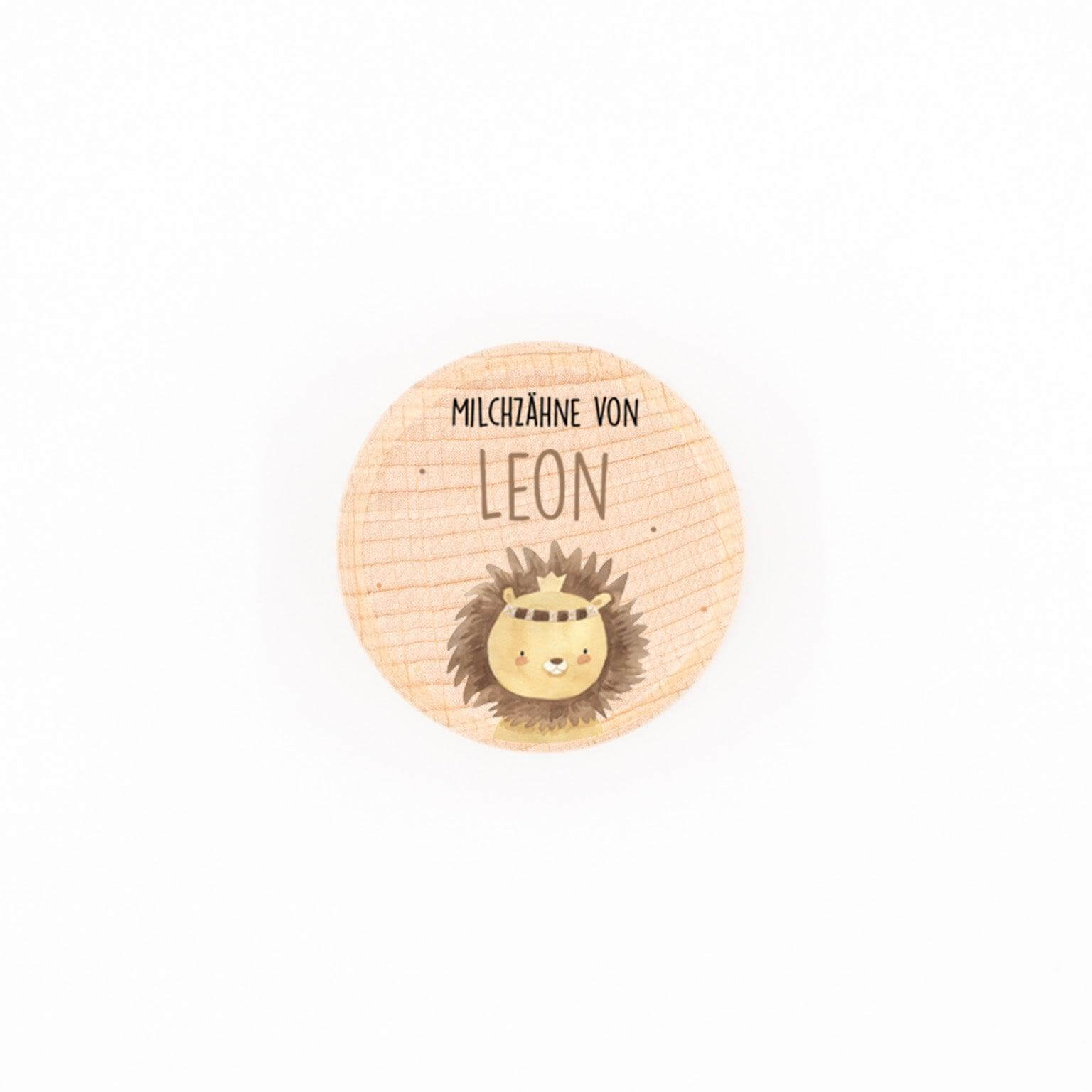 Personalisierte Zahndose aus Holz mit dem Namen Leon und einem süßen Löwenmotiv für Milchzähne.