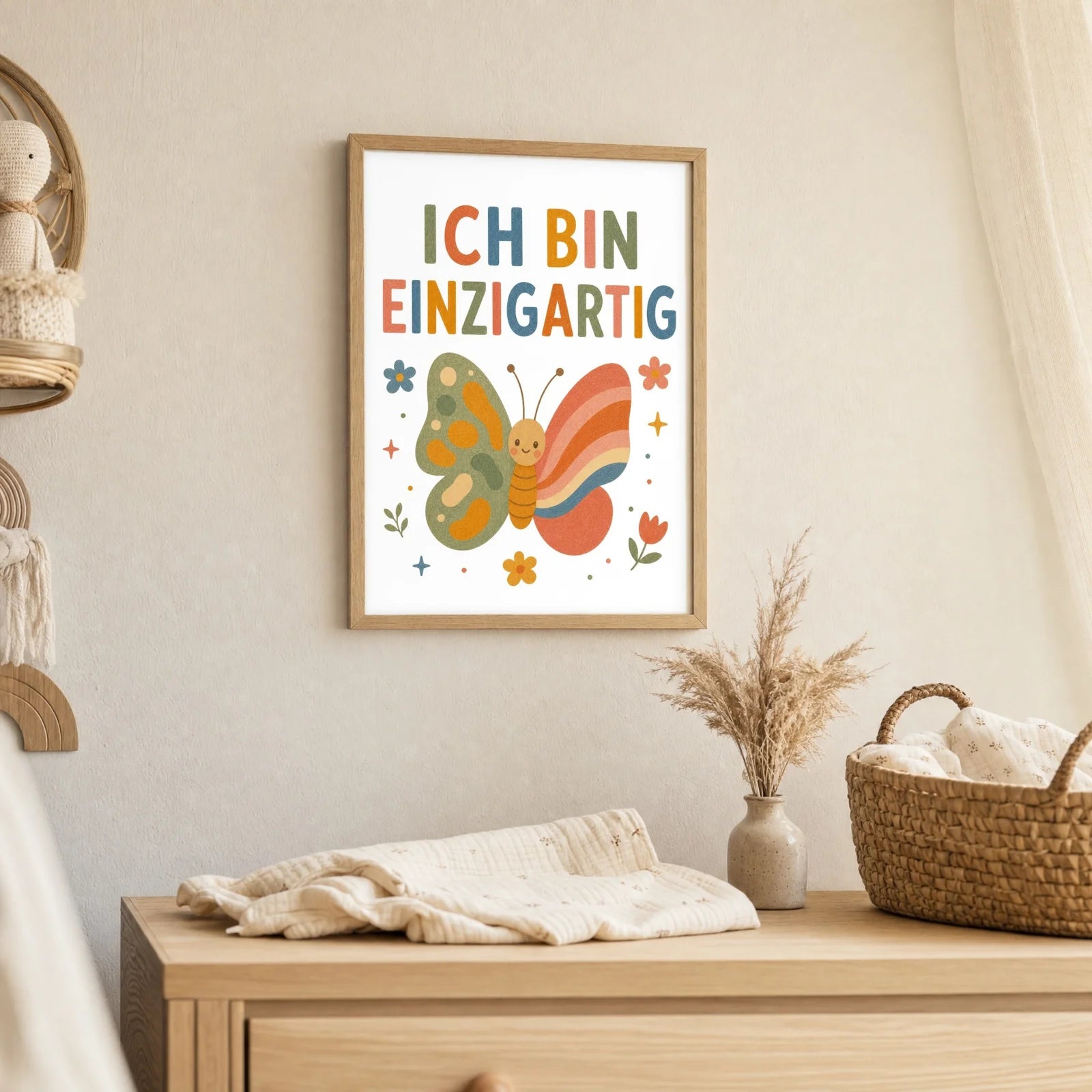 Affirmationsposter Kinderzimmer Schmetterling Ich bin ich, als Deko mit Holzrahmen