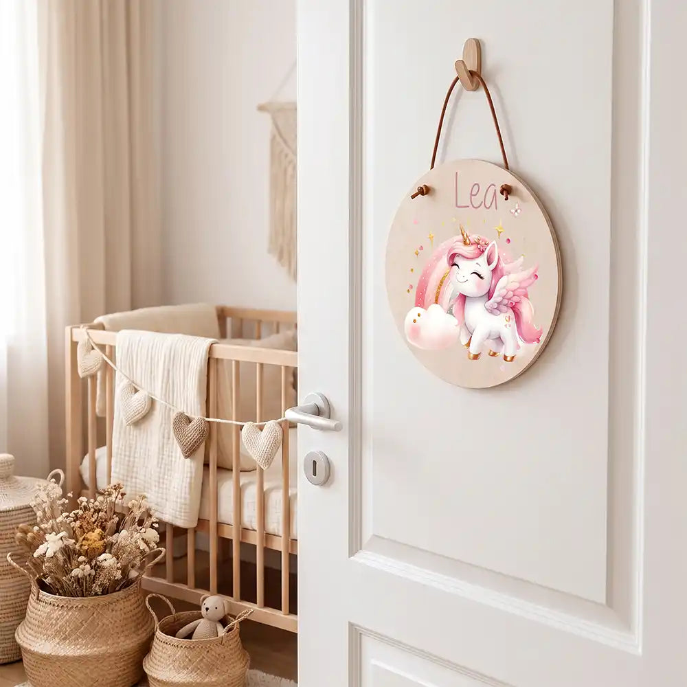 Türschild Kinderzimmer Einhorn, aufgehängt an der Kinderzimmertür