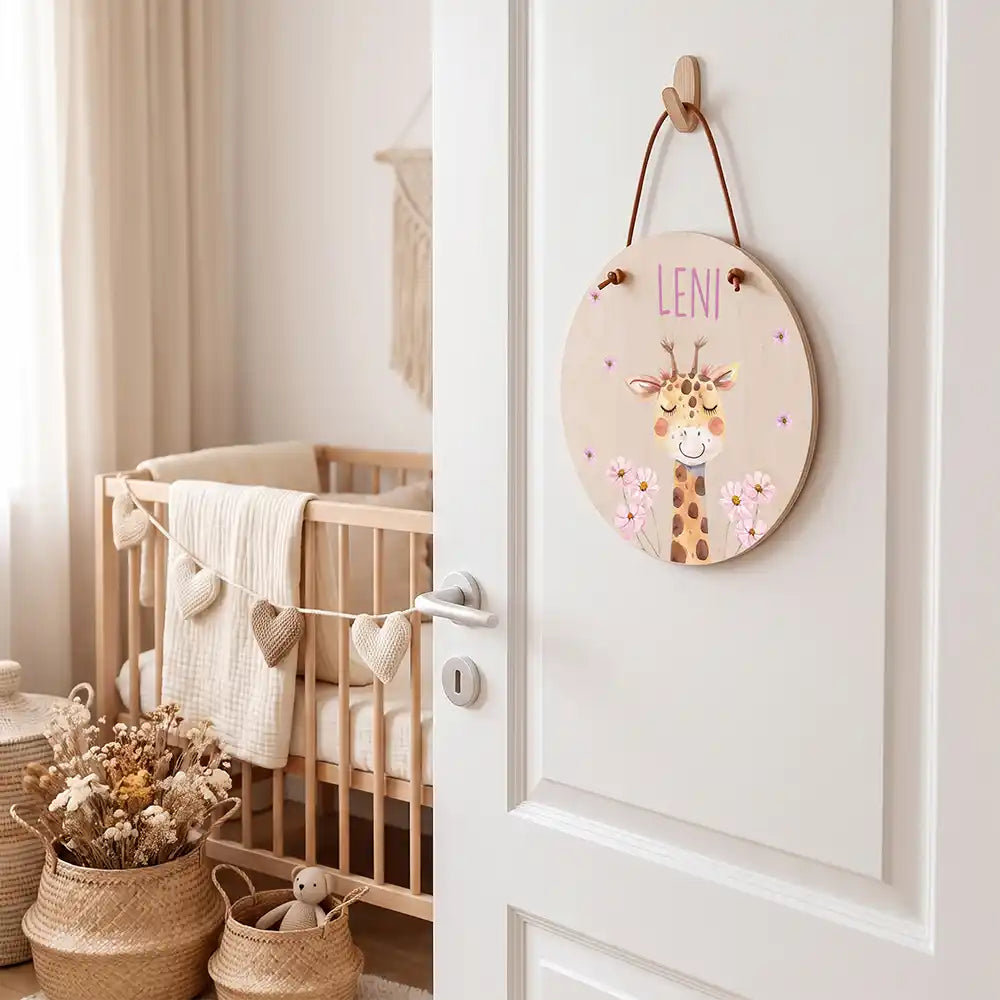 Türschild Kinderzimmer Giraffe, aufgehängt an der Kinderzimmertür