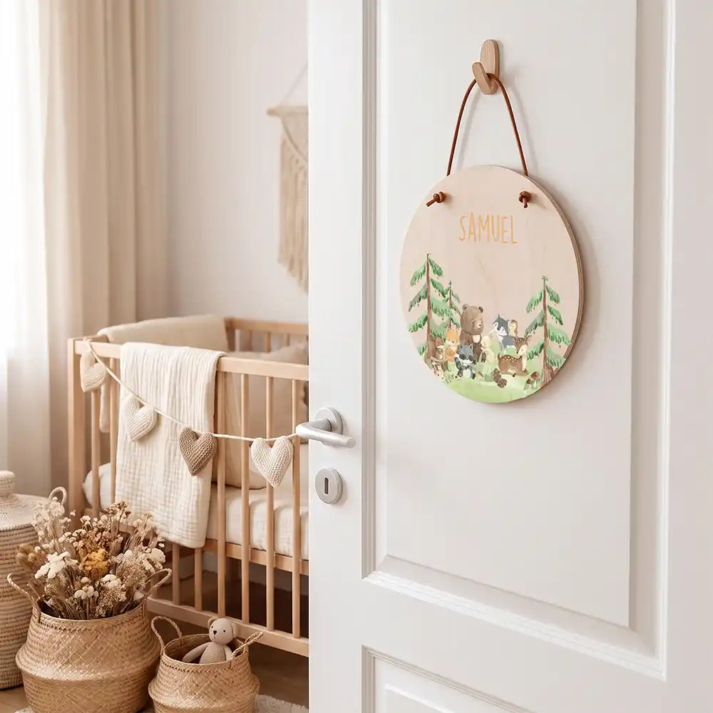 Türschild Kinderzimmer Waldtiere, aufgehängt an der Kinderzimmertür