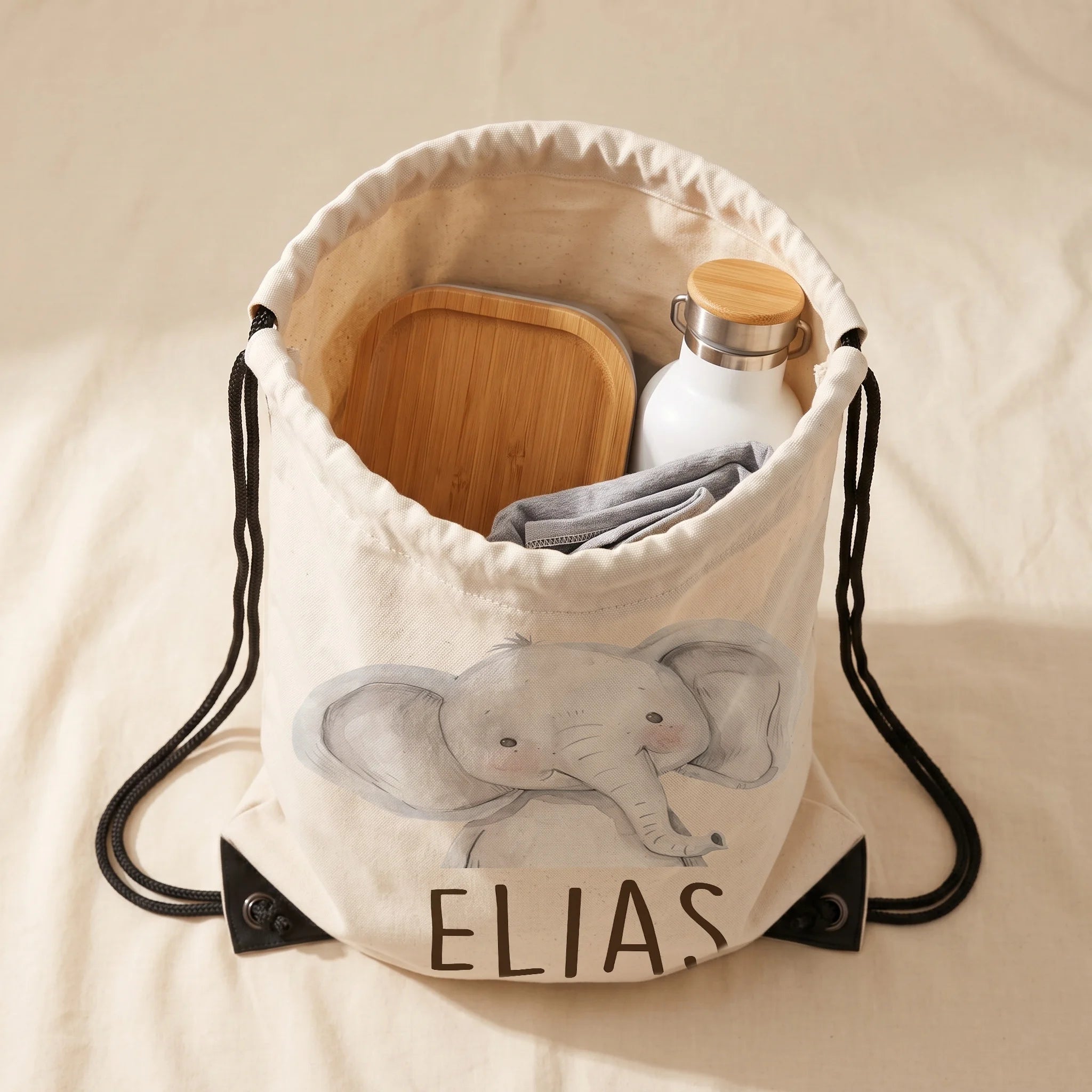 Personalisierter Turnbeutel Baby Elefant, Innenansicht mit Sportsachen und Trinkflasche