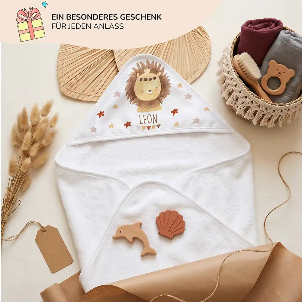 Personalisiertes Kapuzenhandtuch Baby Löwe Krone â Geschenk-Komposition Boho-Flatlay