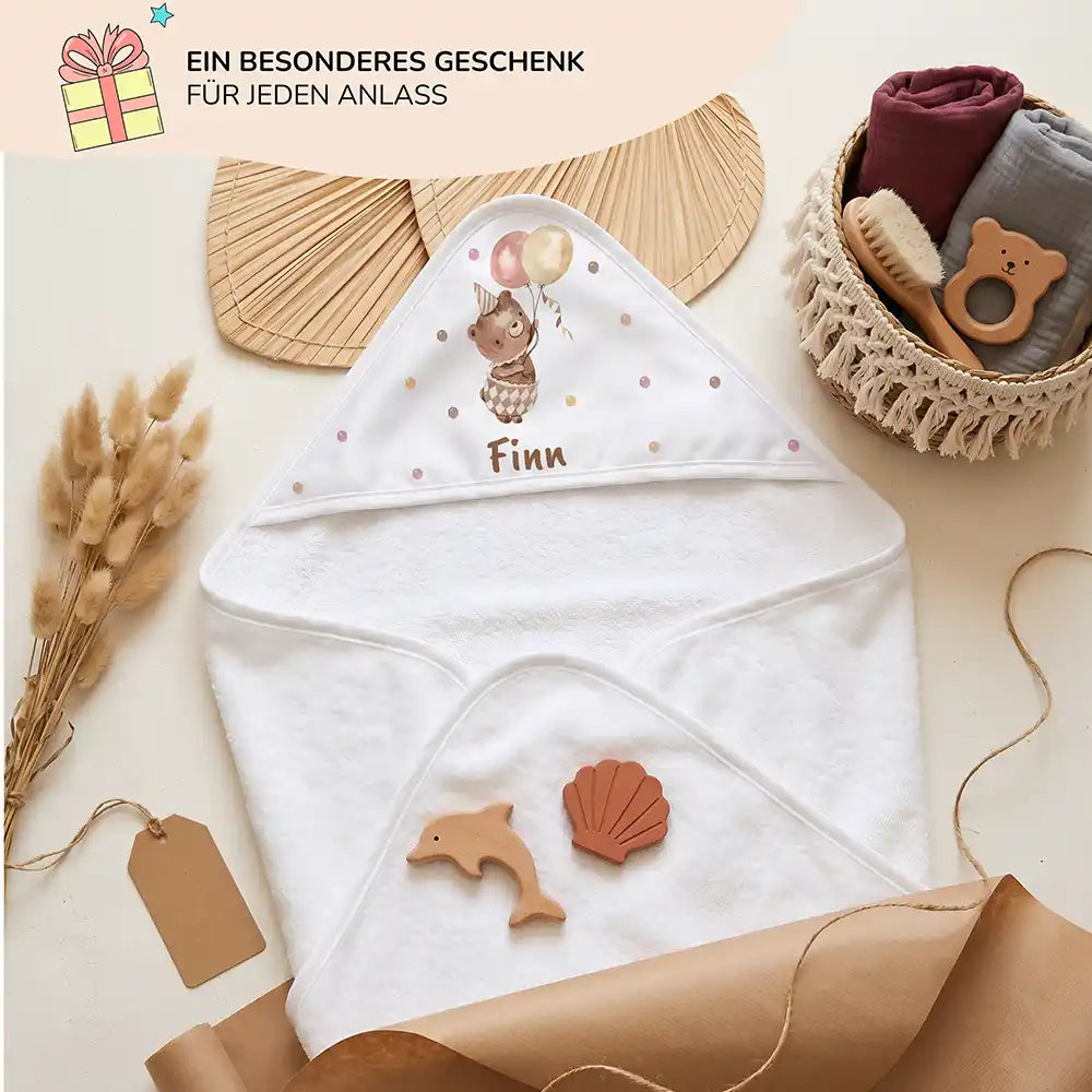 Personalisiertes Kapuzenhandtuch Baby BĂ€r Luftballons â Geschenk-Komposition Boho-Flatlay