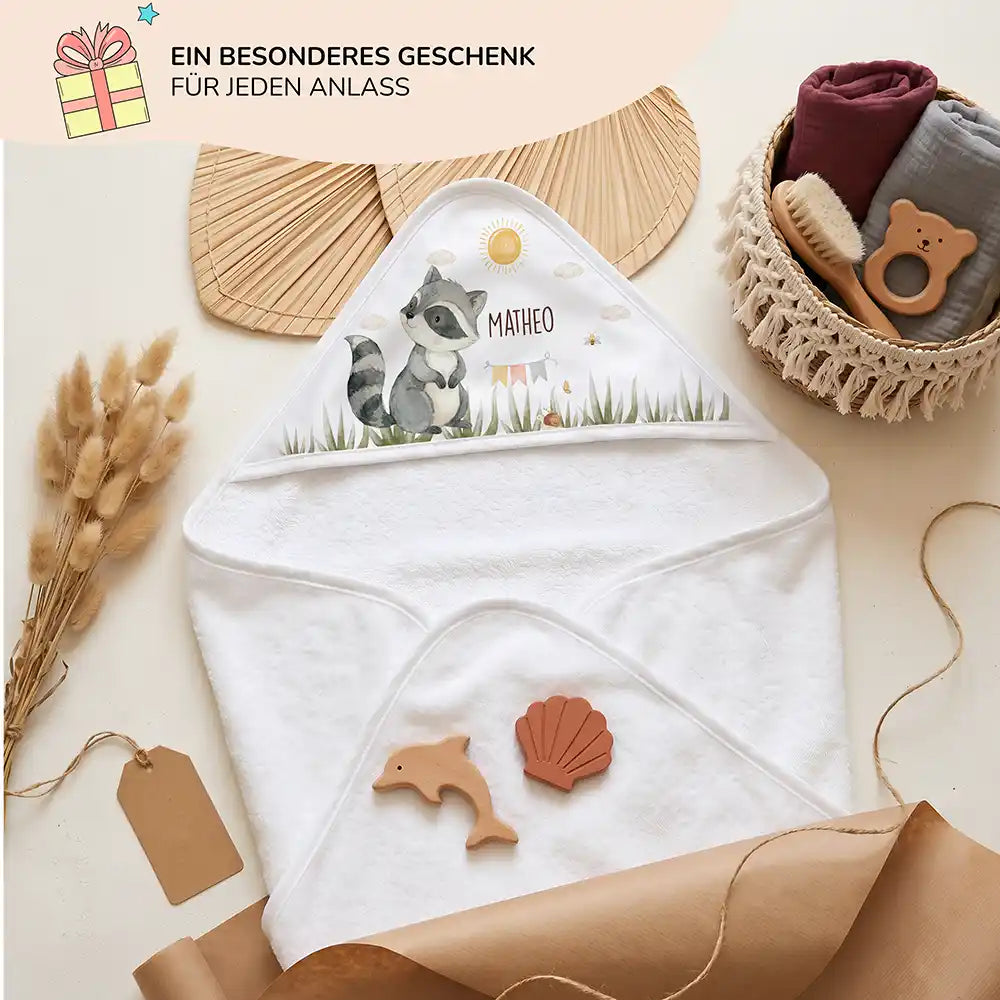Personalisiertes Kapuzenhandtuch Baby WaschbĂ€r Wiese â Geschenk-Komposition Boho-Flatlay
