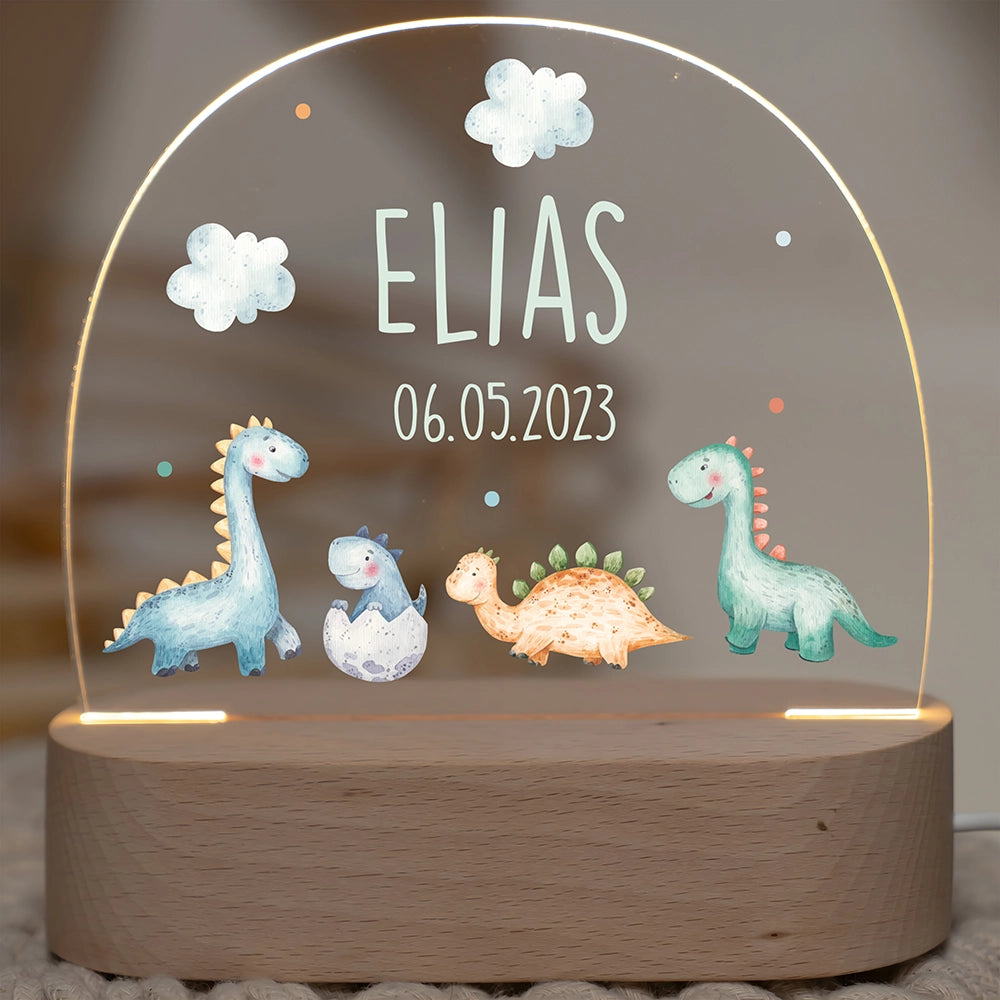 Nachtlicht mit Namen und Motiv Dino – Wunschname und Datum auf Acrylglas, eingeschaltet