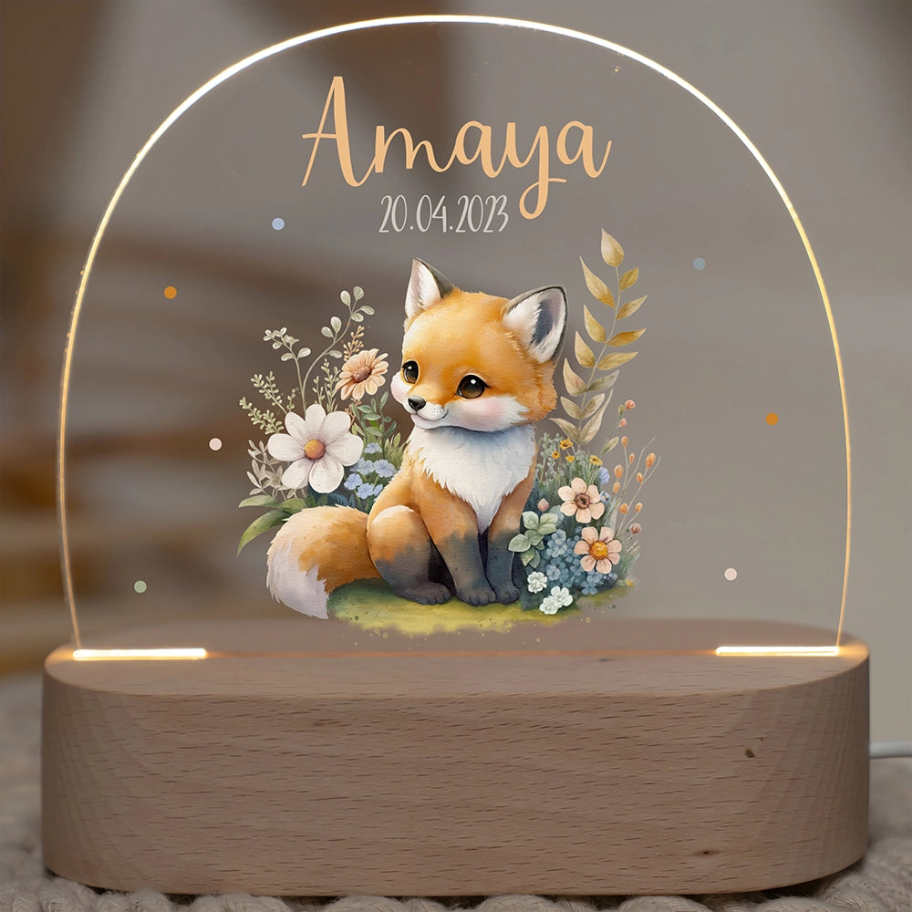 Nachtlicht mit Namen und Motiv Fuchs – Wunschname und Datum auf Acrylglas, eingeschaltet