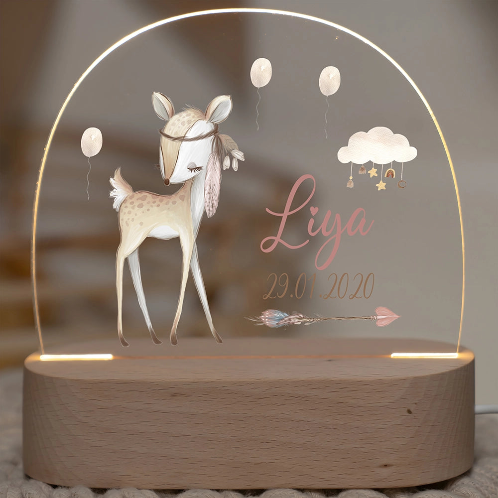 Nachtlicht mit Namen und Motiv Reh â Wunschname und Datum auf Acrylglas, eingeschaltet