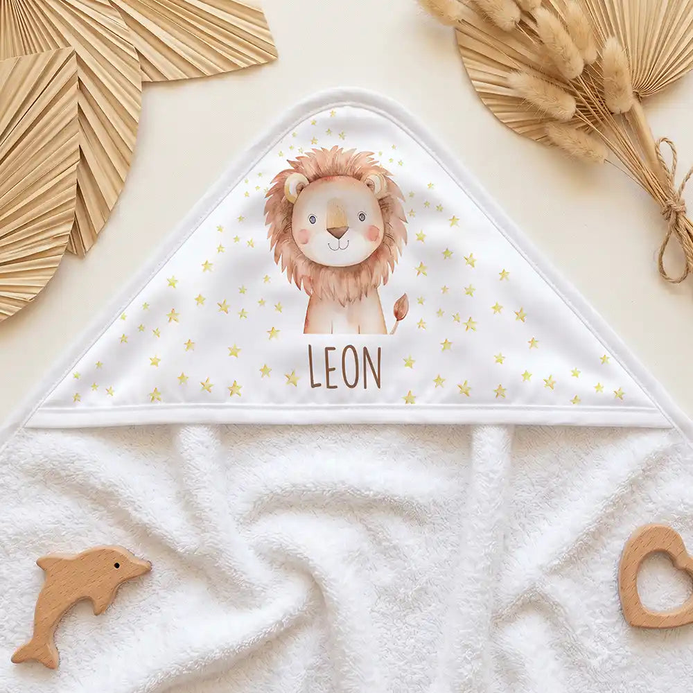 Personalisiertes Kapuzenhandtuch Baby Löwe Sterne â Kapuzen-Detail im Holzspielzeug-Setup