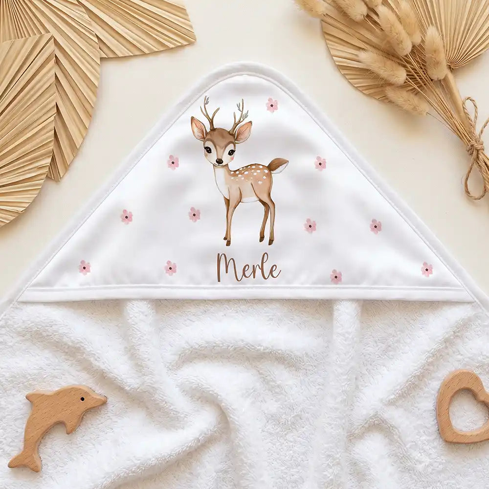 Personalisiertes Kapuzenhandtuch Baby Reh BlĂŒten â Kapuzen-Detail im Holzspielzeug-Setup