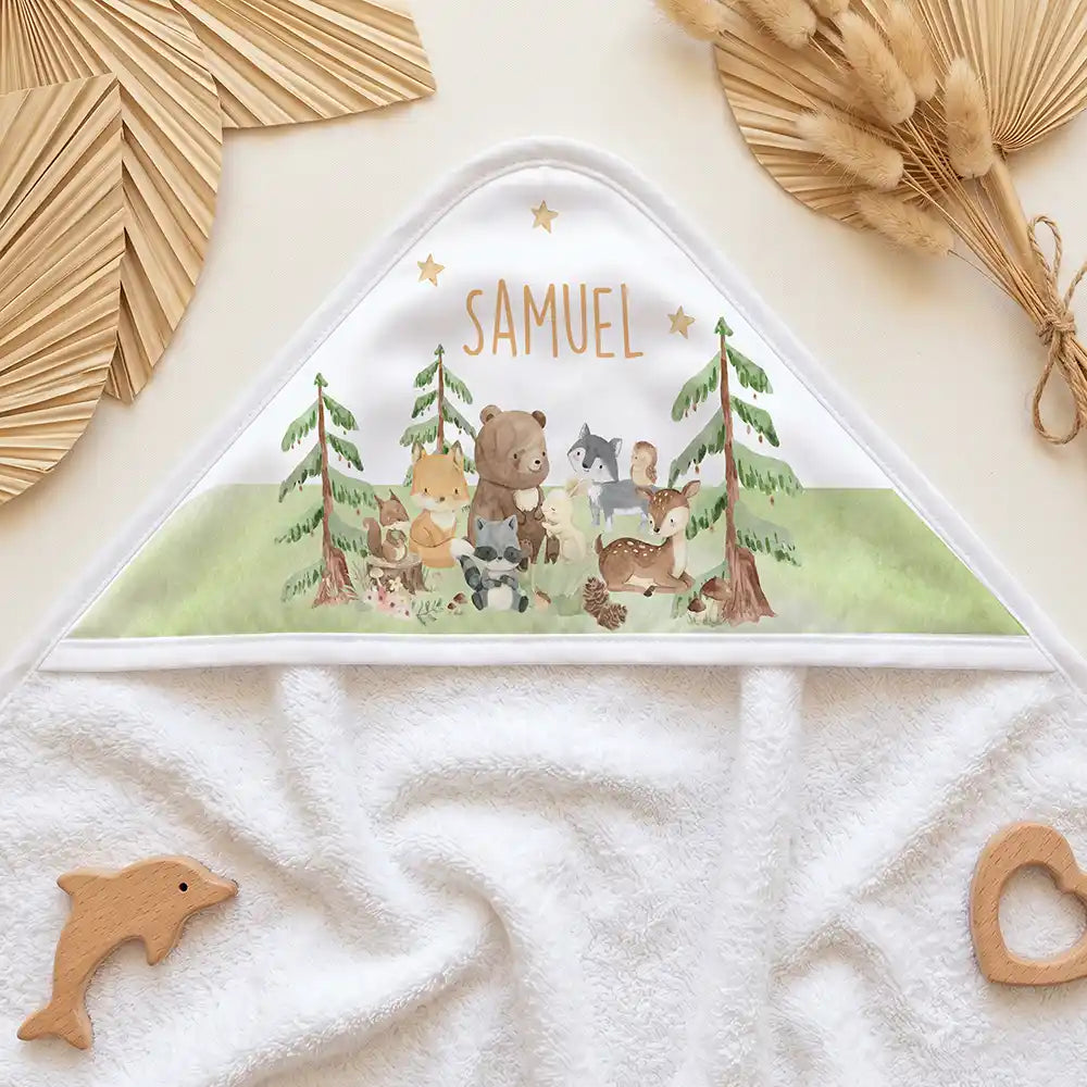 Personalisiertes Kapuzenhandtuch Baby Waldwiese Tiere â Kapuzen-Detail im Holzspielzeug-Setup