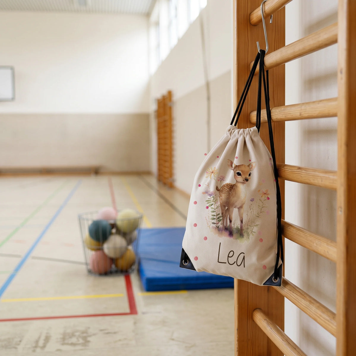 Personalisierter Turnbeutel Reh, im Sportunterricht in der Turnhalle