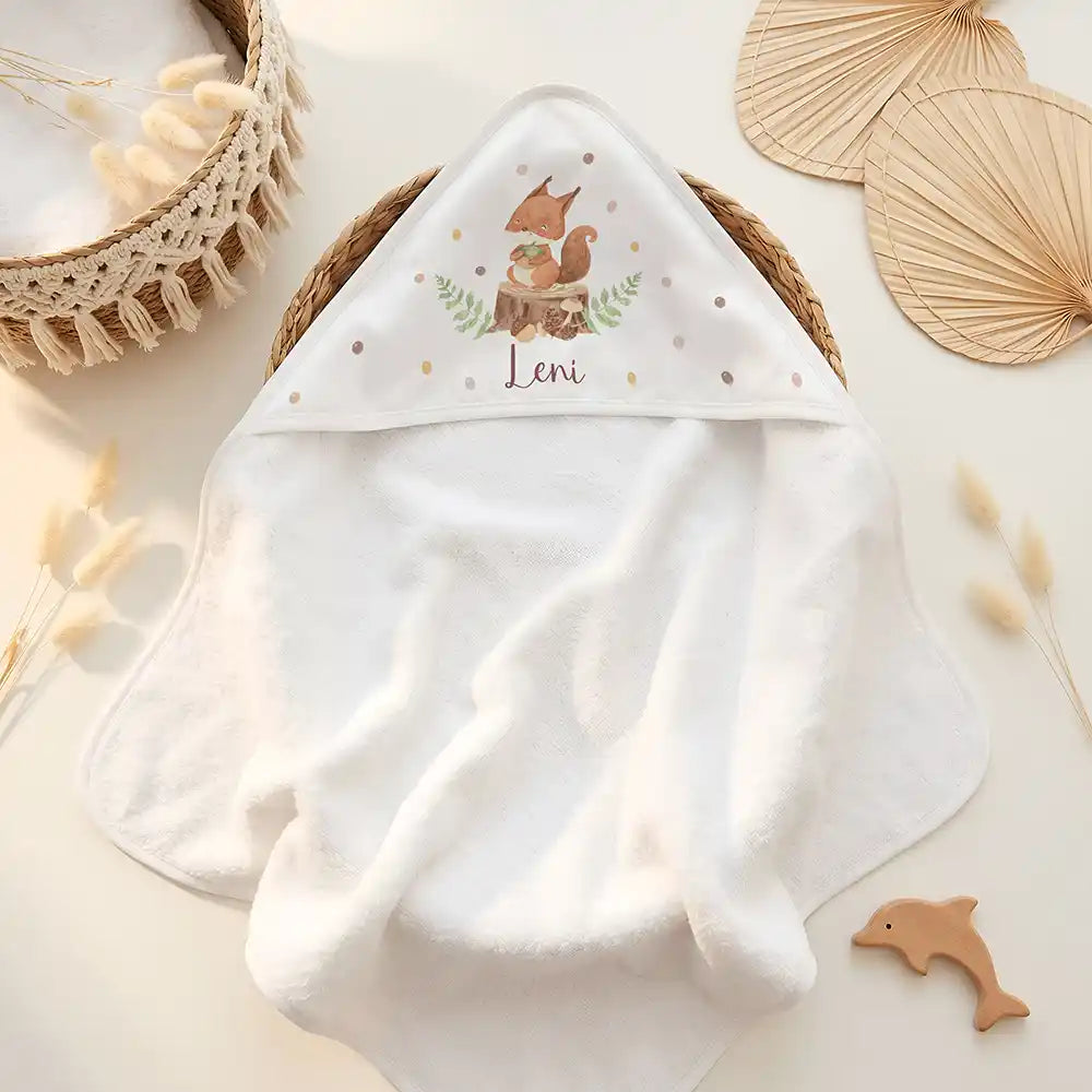 Personalisiertes Kapuzenhandtuch Baby Eichhörnchen Eichel – Doppel-Flatlay mit Eukalyptus