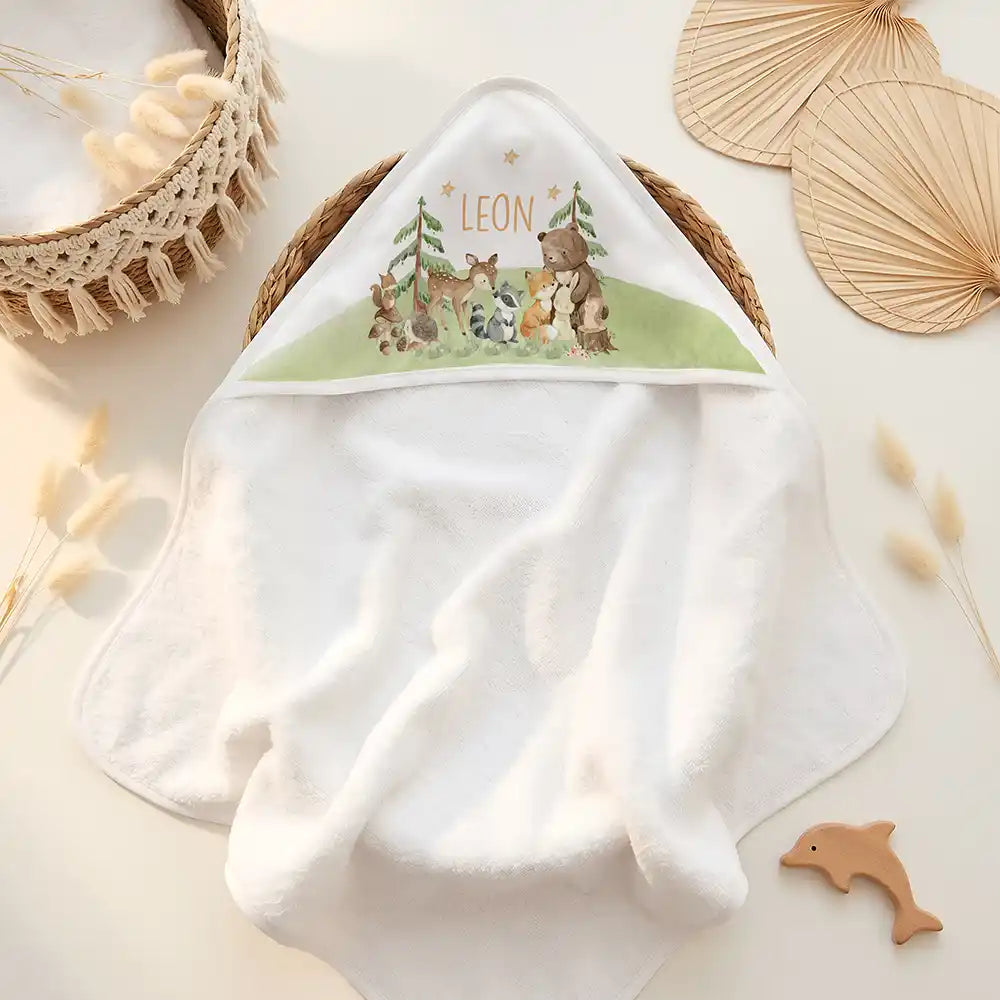 Personalisiertes Kapuzenhandtuch Baby Waldfest â Doppel-Flatlay mit Eukalyptus