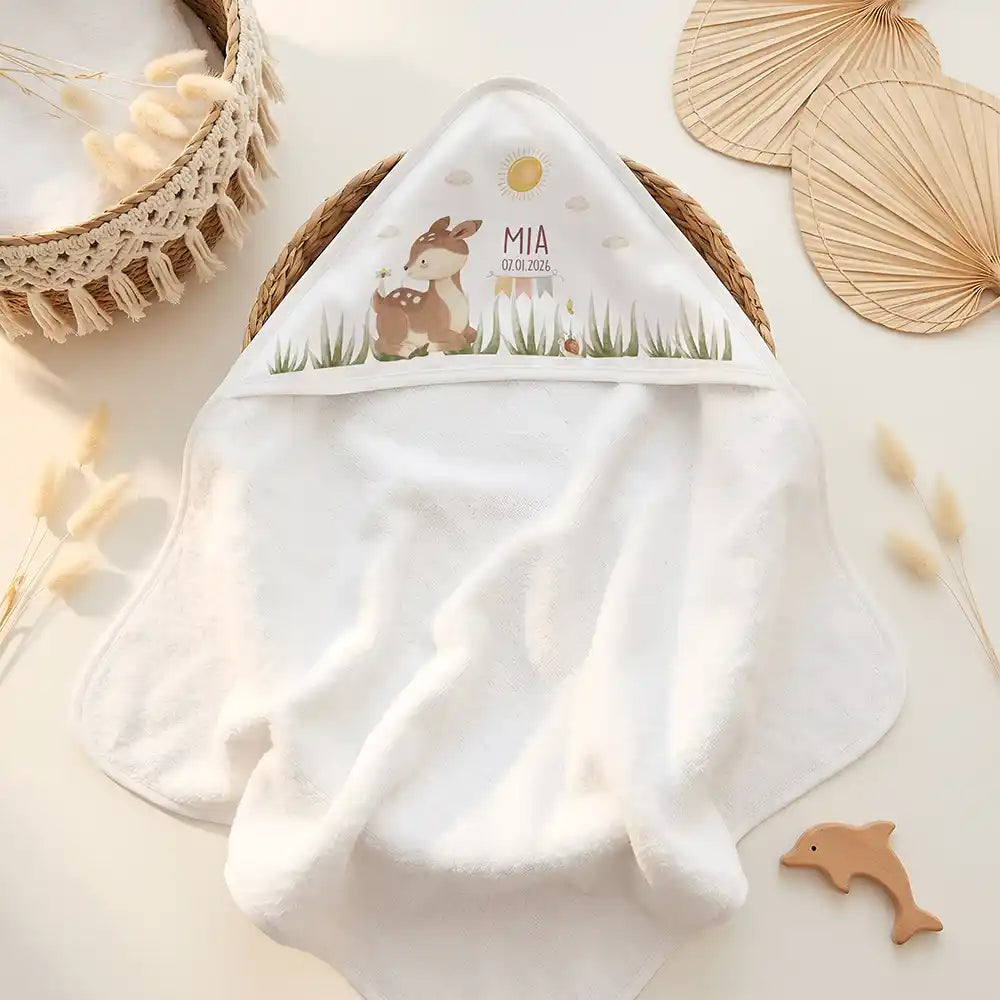Personalisiertes Kapuzenhandtuch Baby Reh Geburtsdaten â Doppel-Flatlay mit Eukalyptus