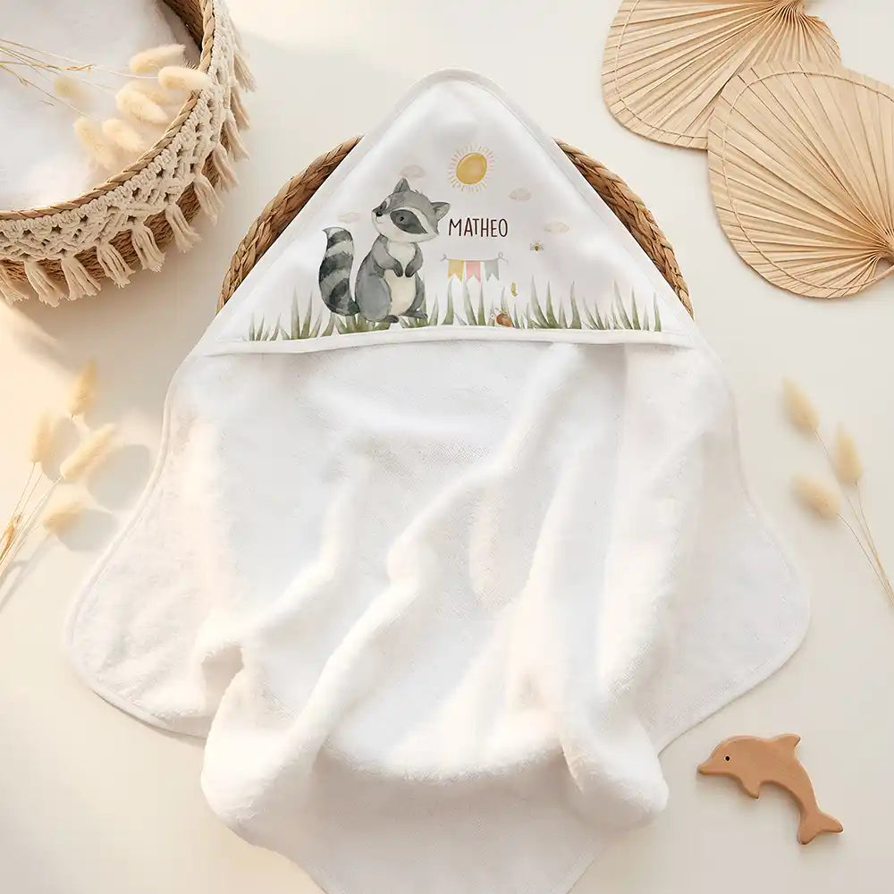Personalisiertes Kapuzenhandtuch Baby WaschbĂ€r Wiese â Doppel-Flatlay mit Eukalyptus