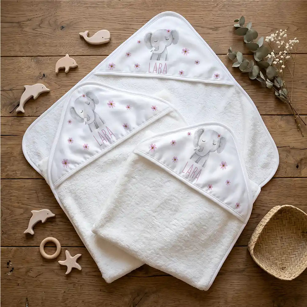 Personalisiertes Kapuzenhandtuch Baby Elefant BlĂŒten â Flatlay mit Eukalyptus und BeiĂring