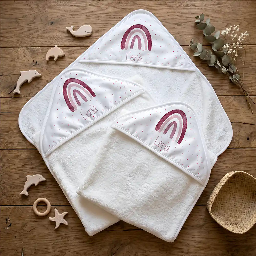 Personalisiertes Kapuzenhandtuch Baby Boho-Regenbogen â Flatlay mit Eukalyptus und BeiĂring