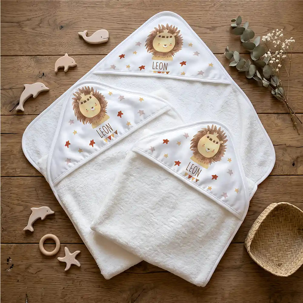 Personalisiertes Kapuzenhandtuch Baby Löwe Krone â Flatlay mit Eukalyptus und BeiĂring