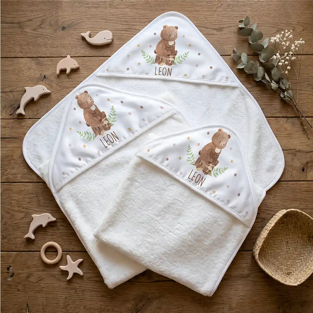 Personalisiertes Kapuzenhandtuch Baby BĂ€r Farn â Flatlay mit Eukalyptus und BeiĂring