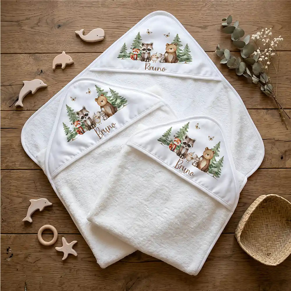 Personalisiertes Kapuzenhandtuch Baby Waldfreunde Bande â Flatlay mit Eukalyptus und BeiĂring
