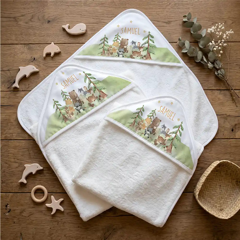 Personalisiertes Kapuzenhandtuch Baby Waldwiese Tiere â Flatlay mit Eukalyptus und BeiĂring