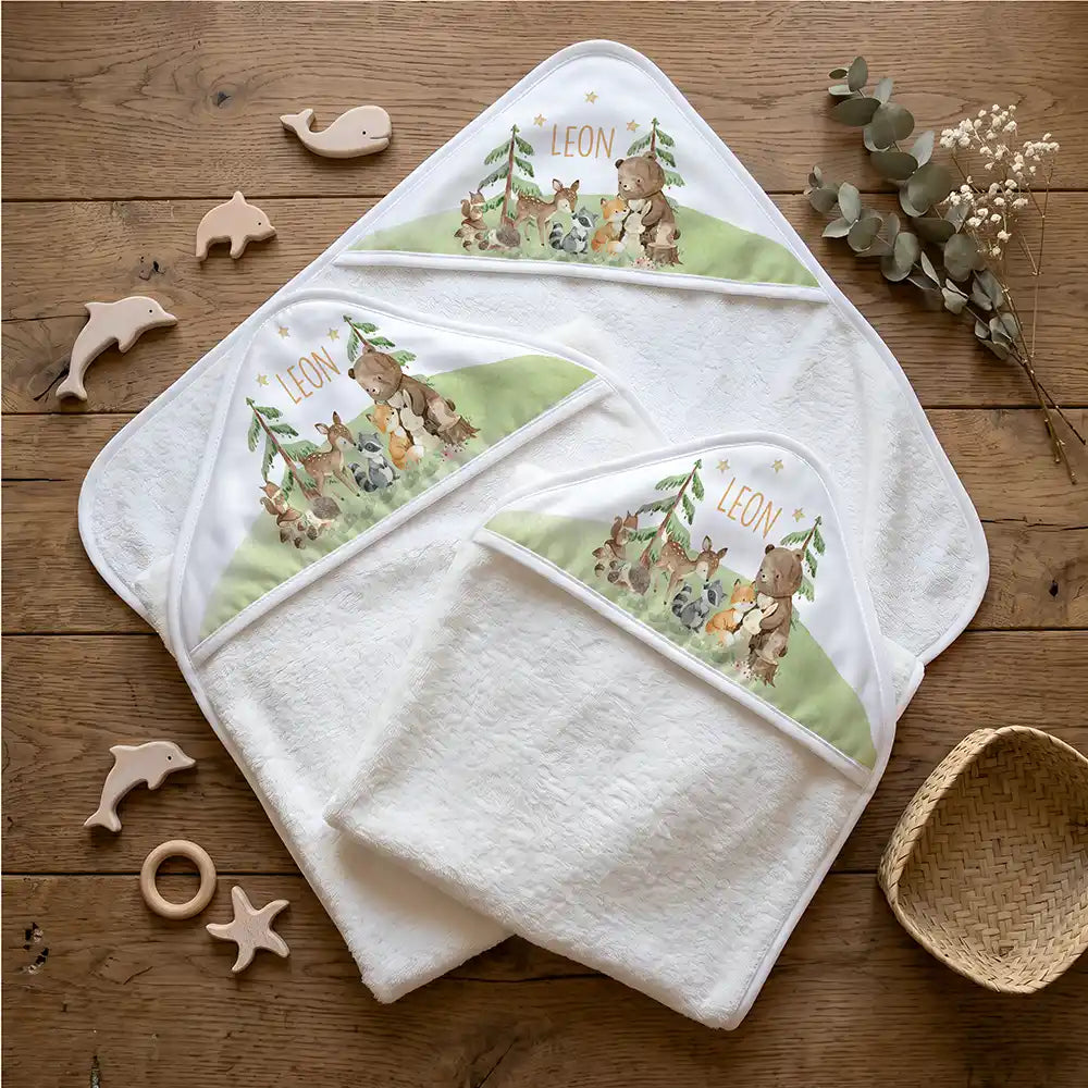Personalisiertes Kapuzenhandtuch Baby Waldfest â Flatlay mit Eukalyptus und BeiĂring