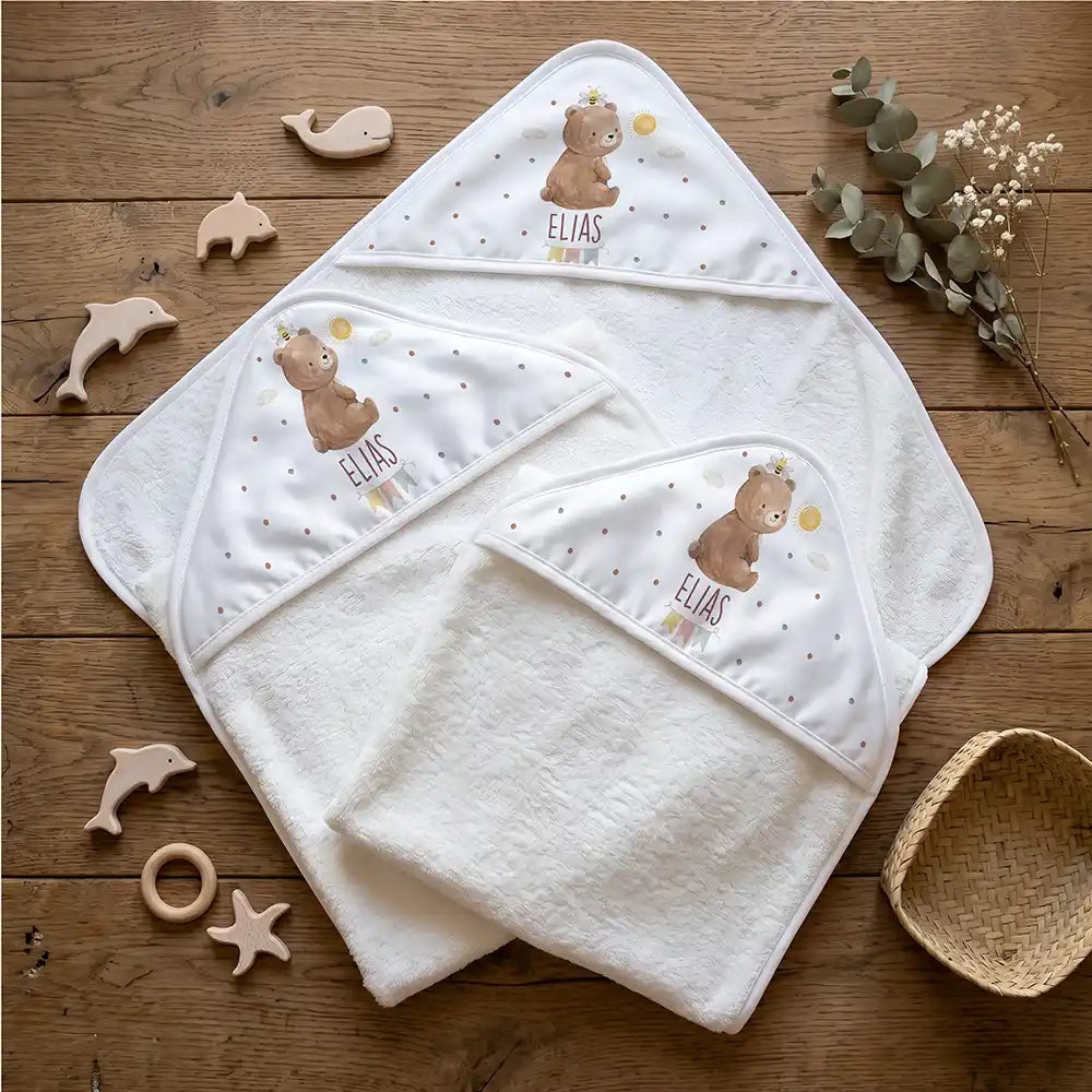 Personalisiertes Kapuzenhandtuch Baby BĂ€r Sonne â Flatlay mit Eukalyptus und BeiĂring