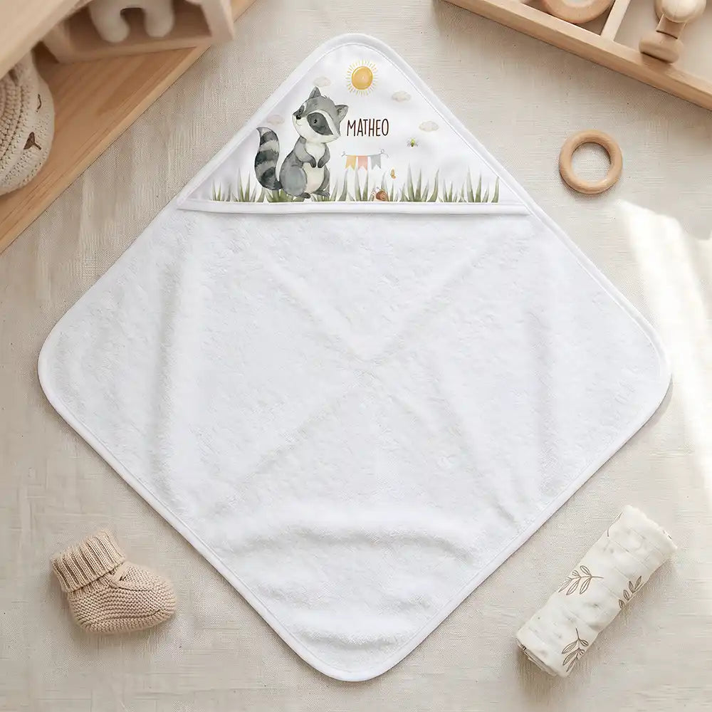 Personalisiertes Kapuzenhandtuch Baby WaschbĂ€r Wiese â Freisteller 80Ă80 cm Topdown
