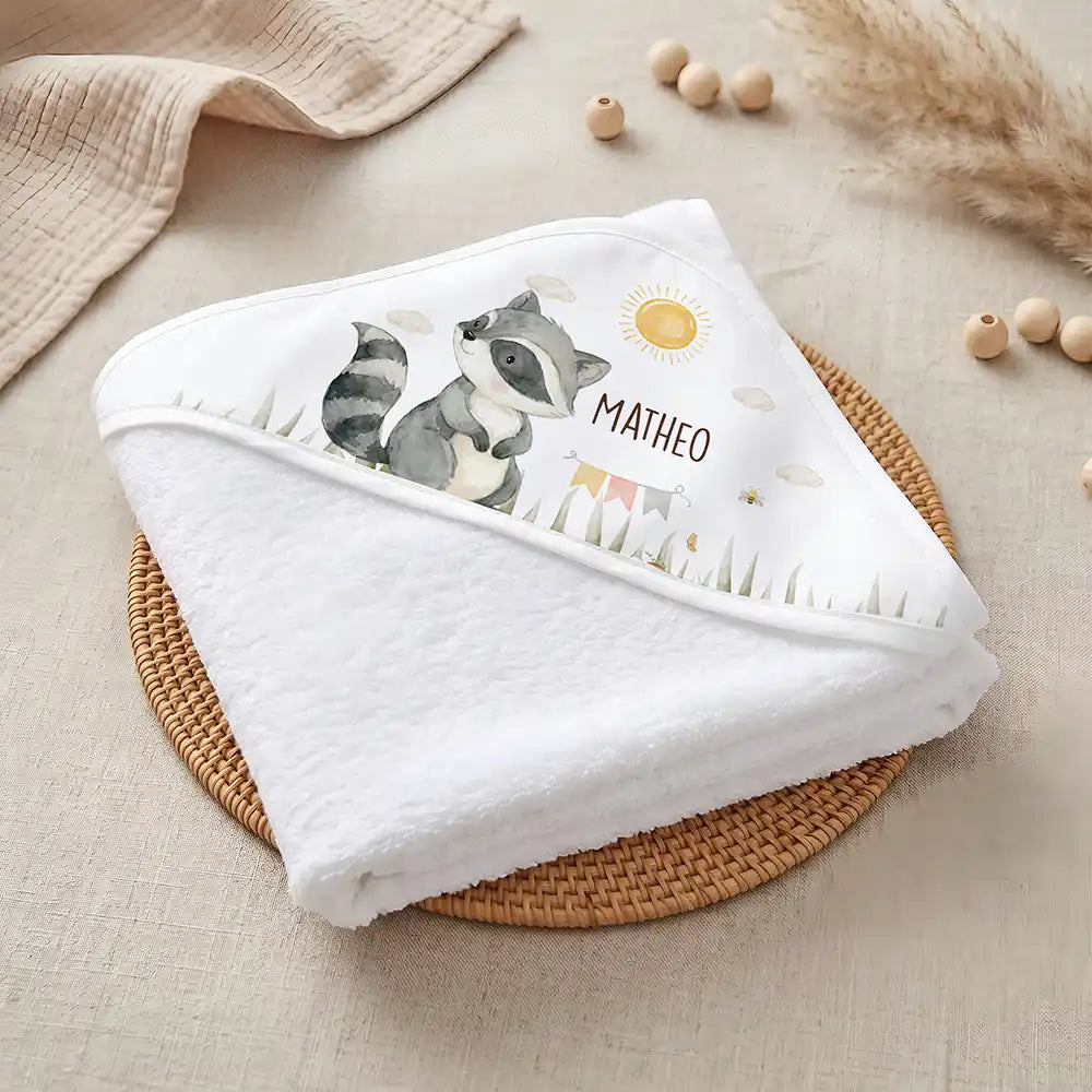 Kidsmood Familienbetrieb Hamburg â Personalisiertes Kapuzenhandtuch Baby WaschbĂ€r Wiese