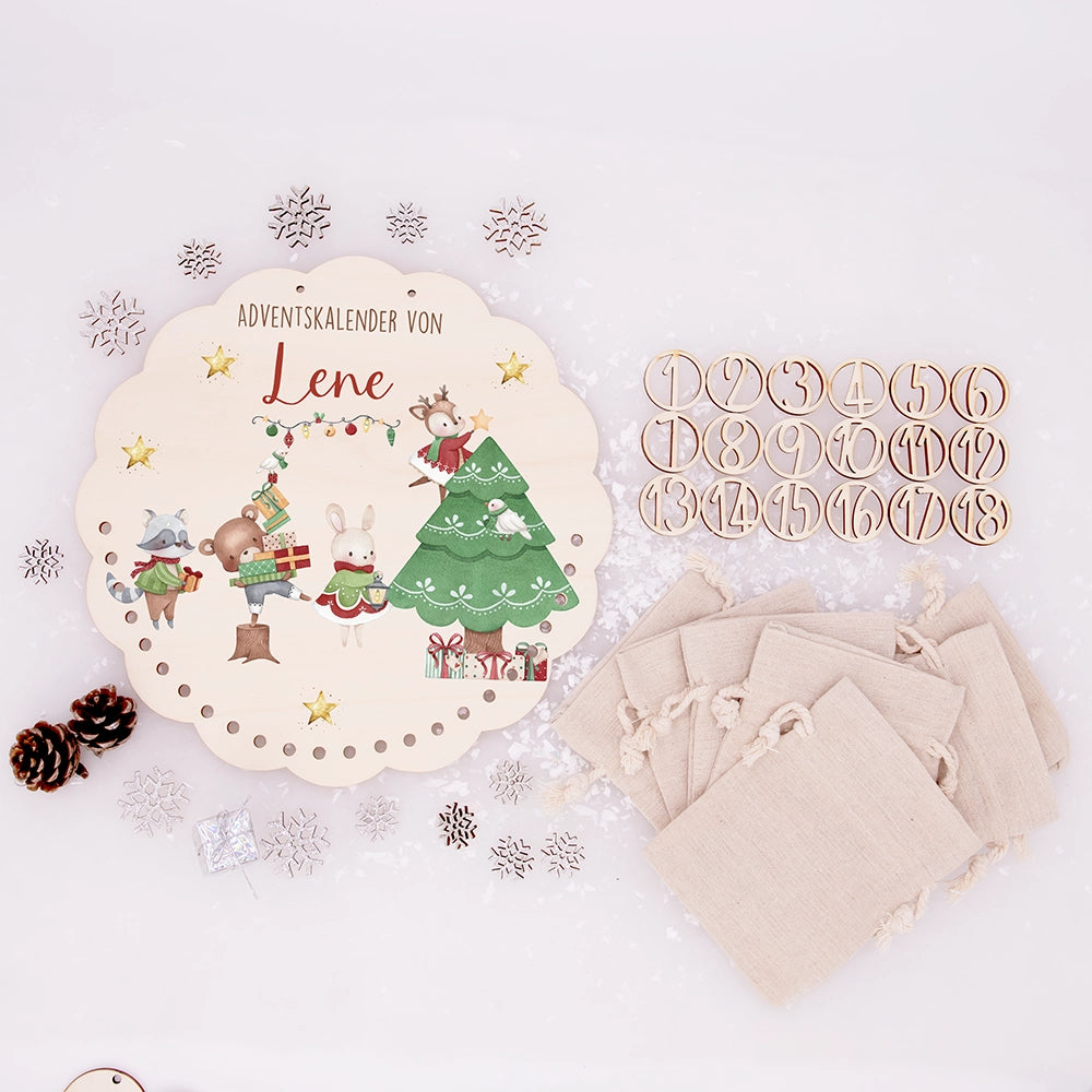 Personalisierter runder Adventskalender Kinder aus Holz - Festliche Waldszene
