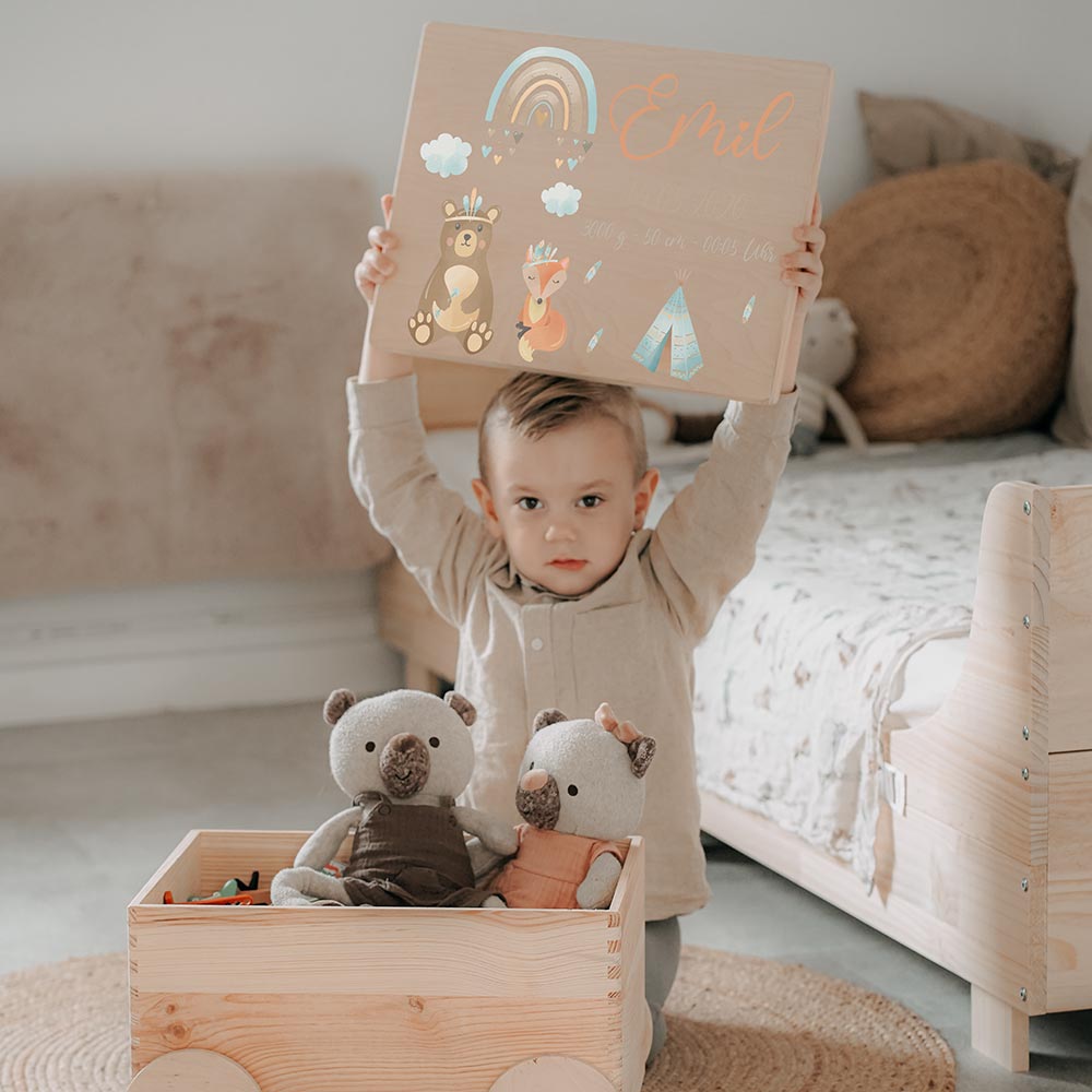 Spielzeugkiste mit Rädern personalisiert - Bär und Regenbogen