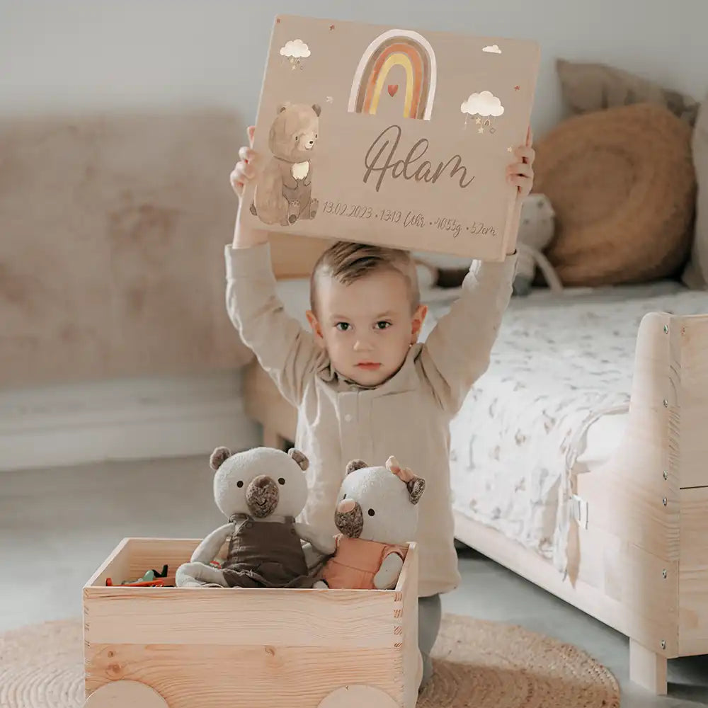 Spielzeugkiste mit Rädern personalisiert - Boho Bär