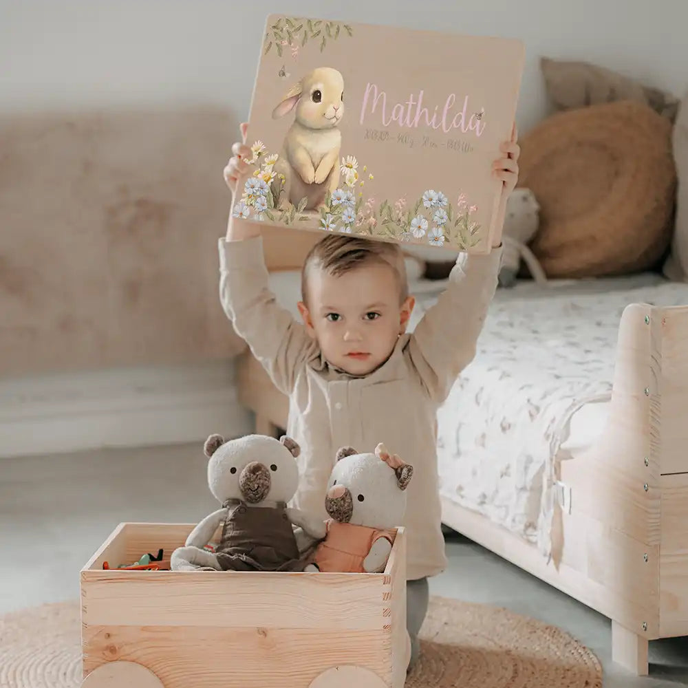 Spielzeugkiste mit Rädern personalisiert - Häschen